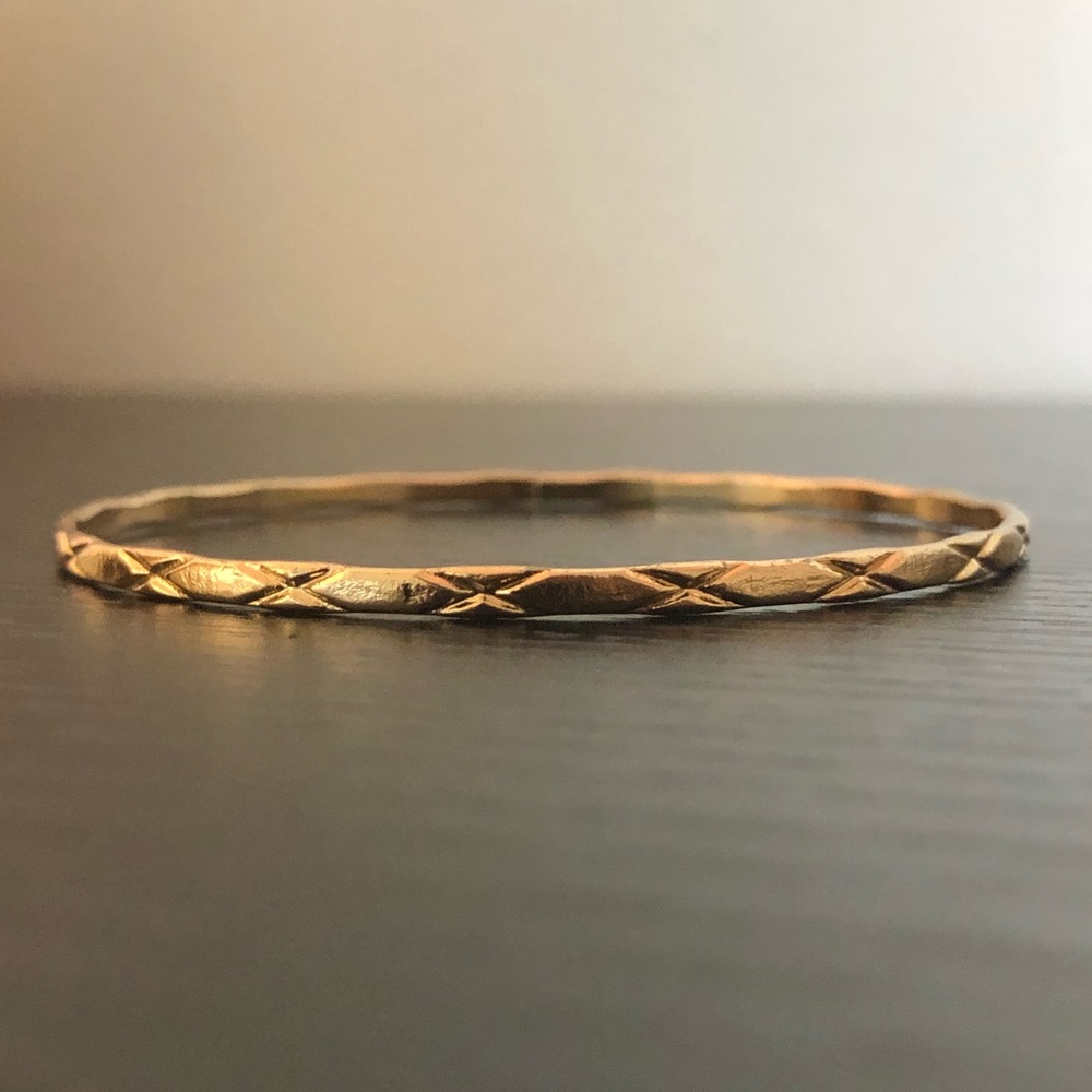 🟢 etched faux gold bangle